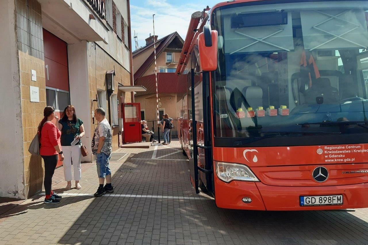krwiodawcy przed krwiobusem podczas zbiórki krwi