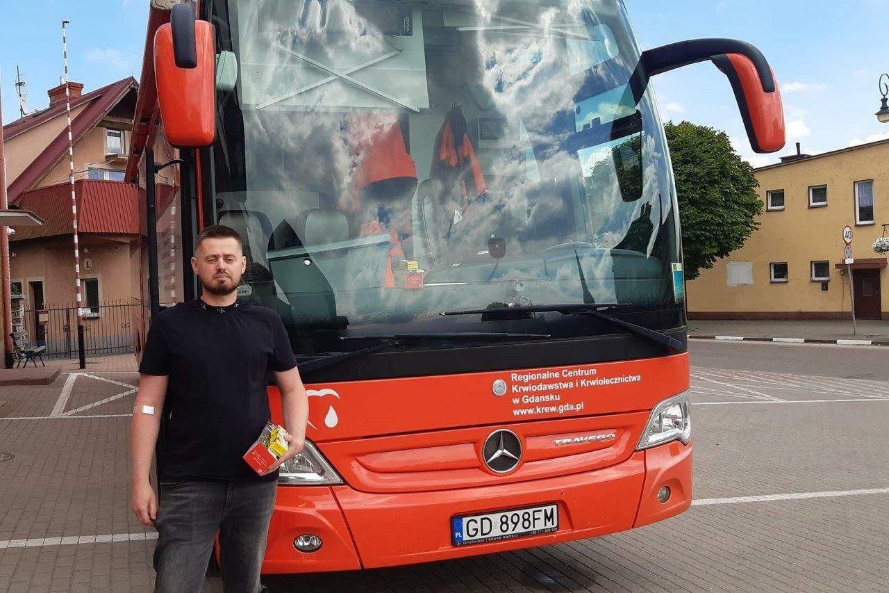 krwiodawcy przed krwiobusem podczas zbiórki krwi