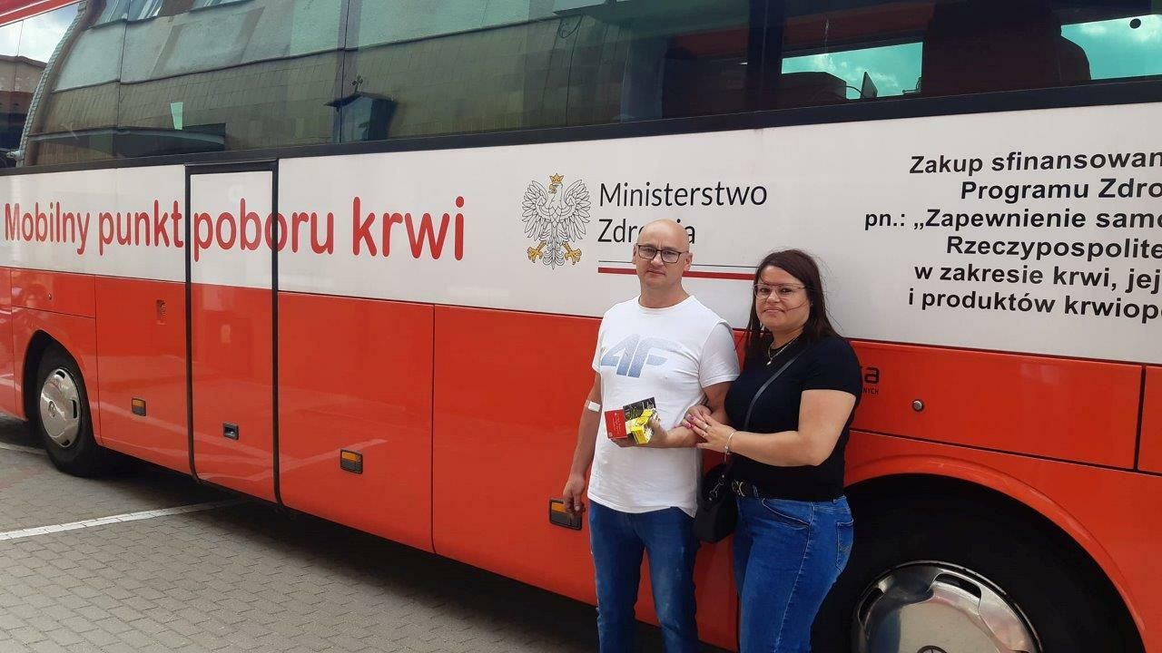 krwiodawcy stojacy przed krwiobusem