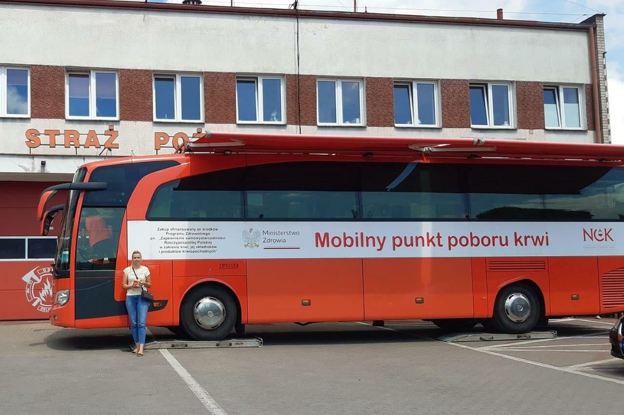 krwiodawcy stojacy przed krwiobusem