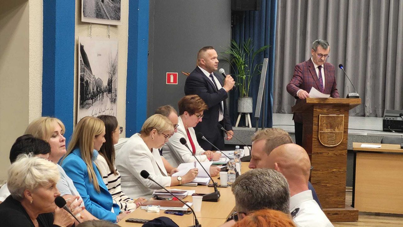 sesja rady gminy radni podczas obrad