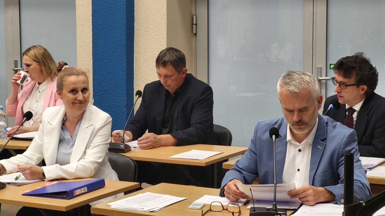 sesja rady gminy radni podczas obrad