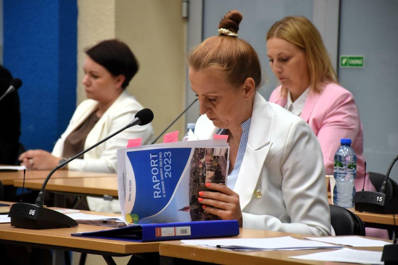 radni podczas obrad rady gminy