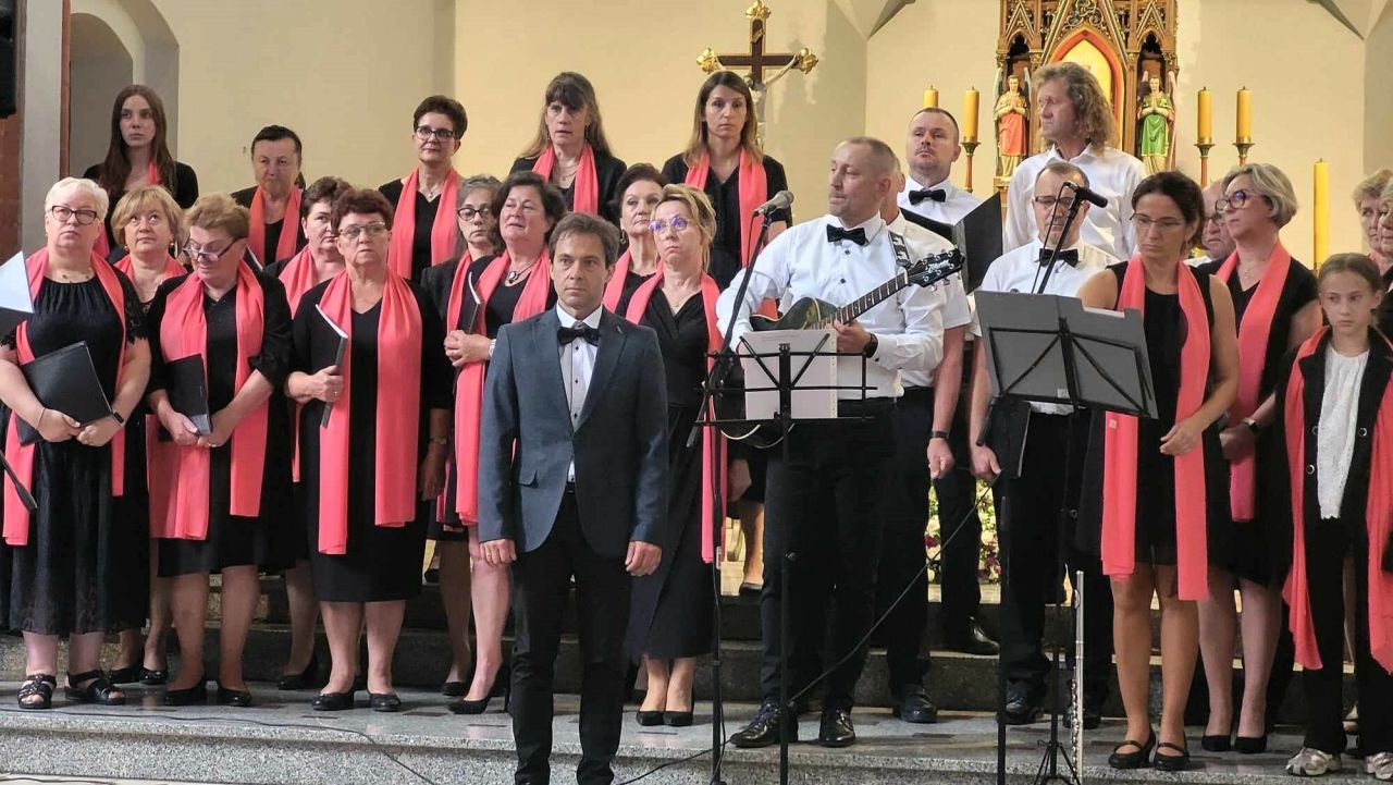 chórzyści uczestnicy koncertu w zblewie