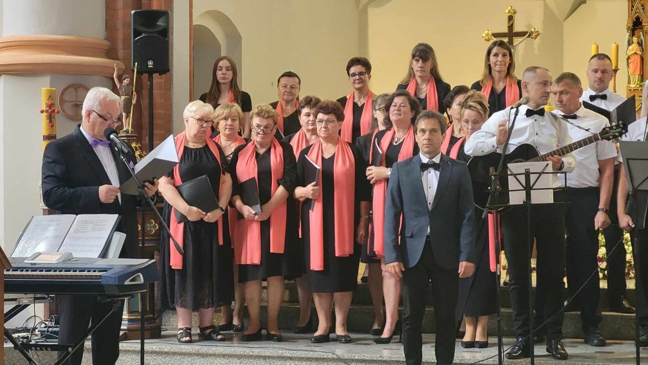 chórzyści uczestnicy koncertu w zblewie
