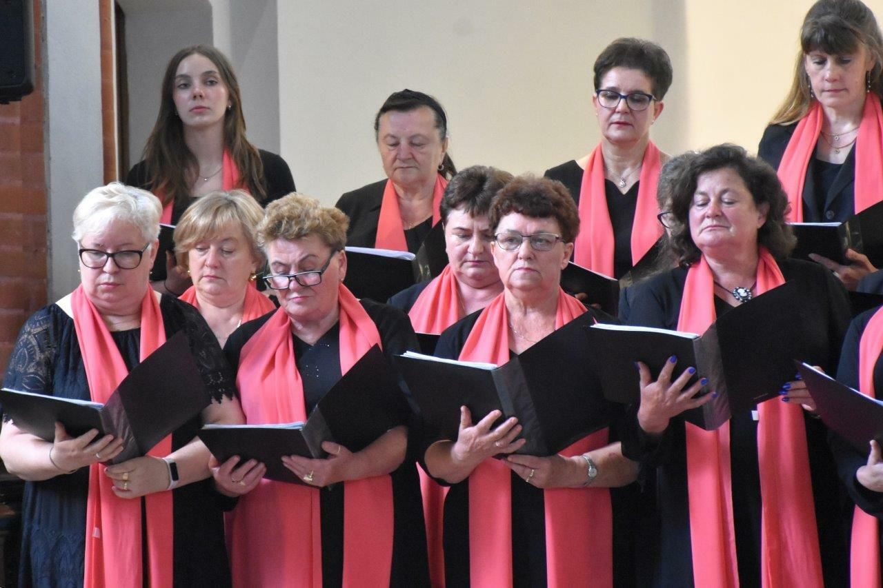 chórzyści uczestnicy koncertu w zblewie