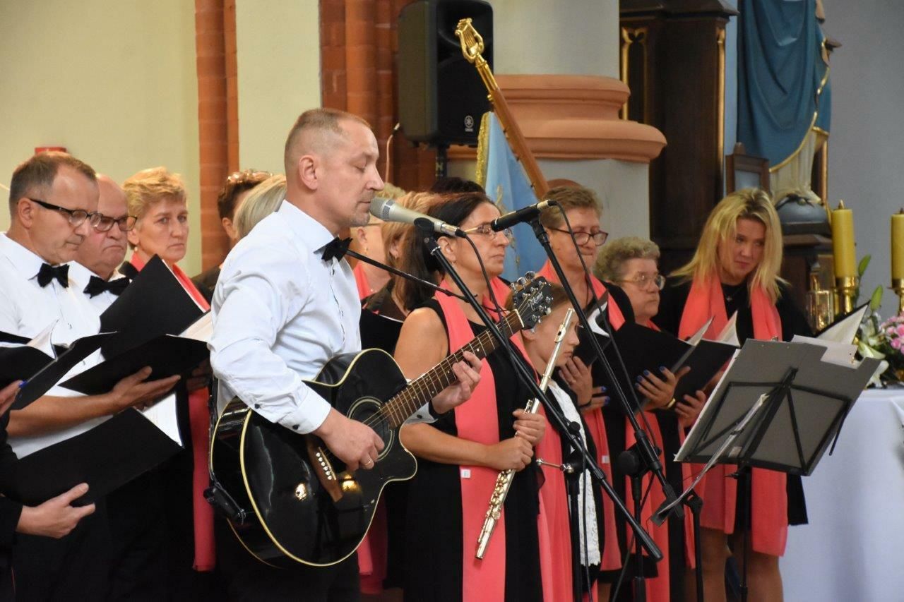 chórzyści uczestnicy koncertu w zblewie