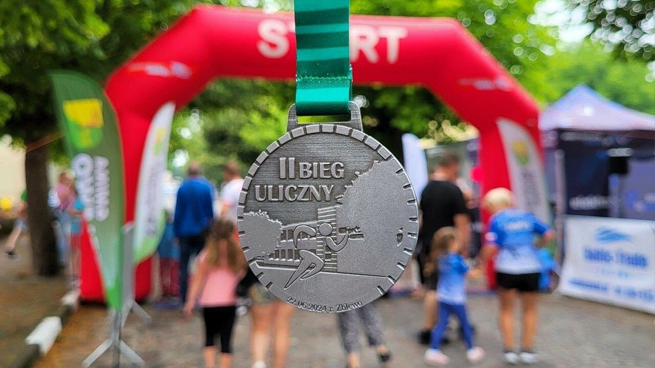sportowcy uczestnicy biegu ulicznego w zblewie