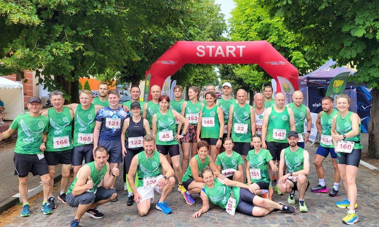 sportowcy uczestnicy biegu ulicznego w zblewie