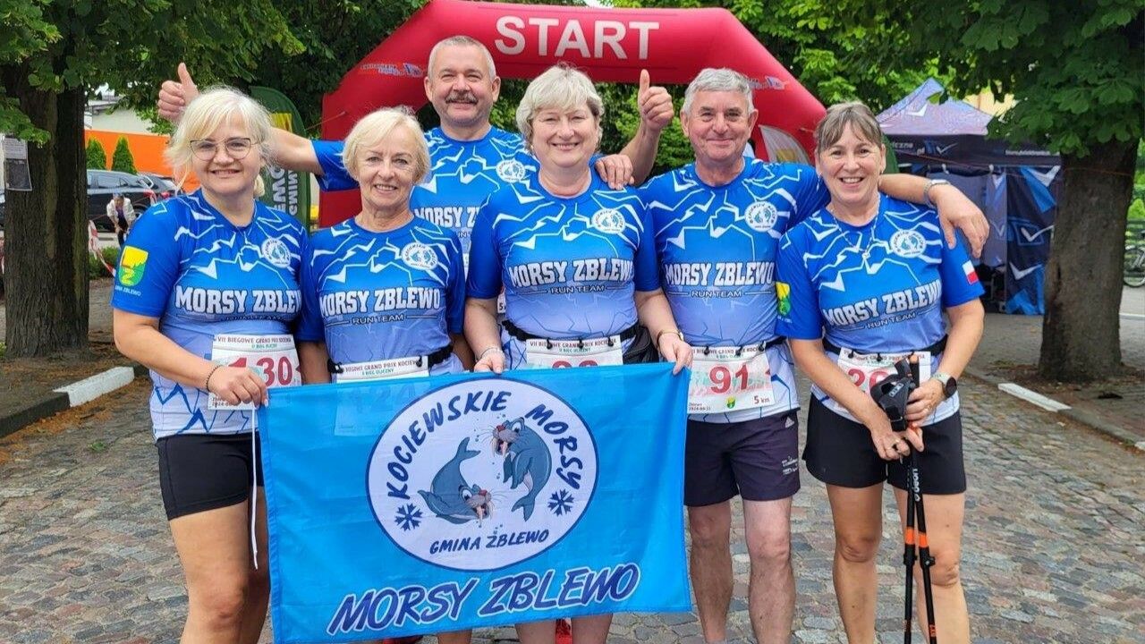 sportowcy uczestnicy biegu ulicznego w zblewie
