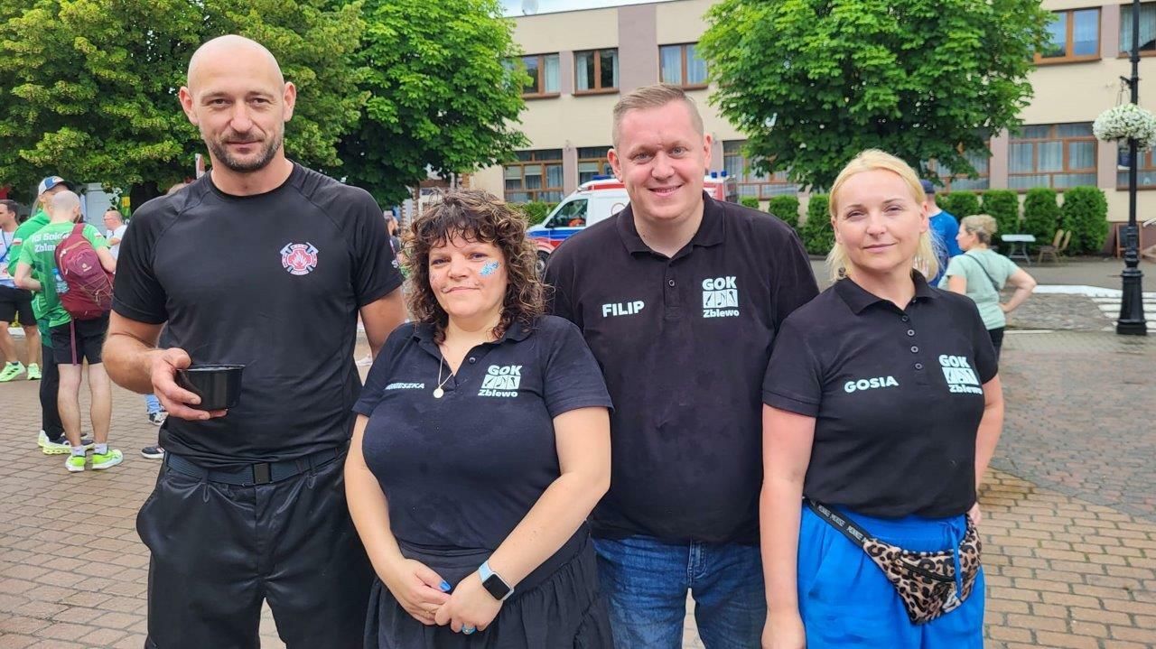 sportowcy uczestnicy biegu ulicznego w zblewie
