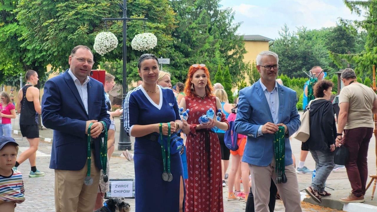 sportowcy uczestnicy biegu ulicznego w zblewie