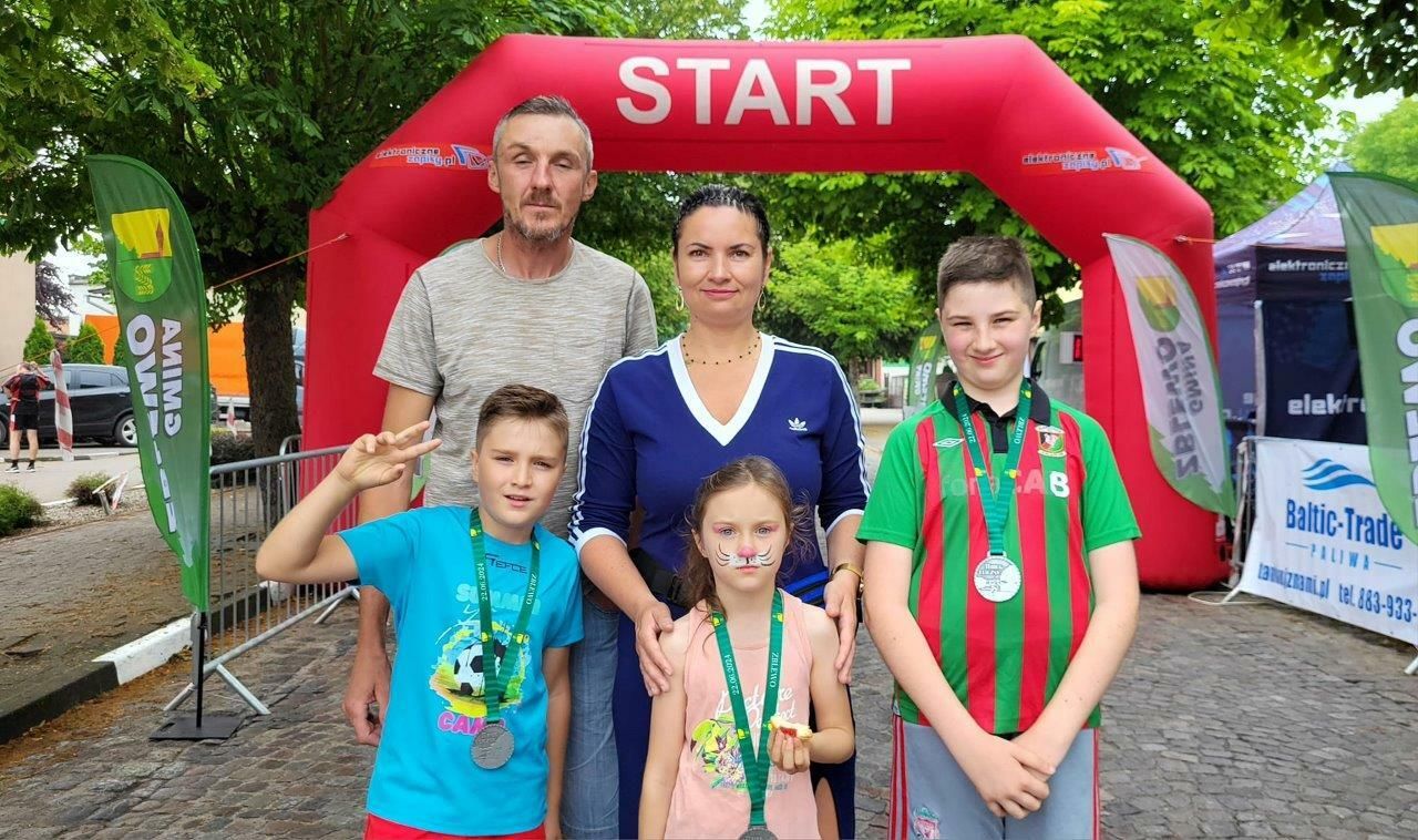 sportowcy uczestnicy biegu ulicznego w zblewie