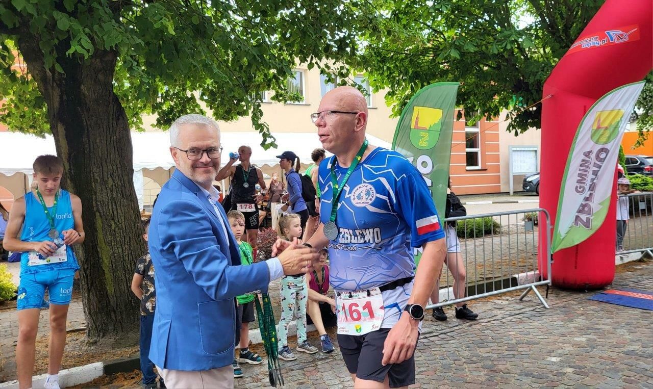 sportowcy uczestnicy biegu ulicznego w zblewie