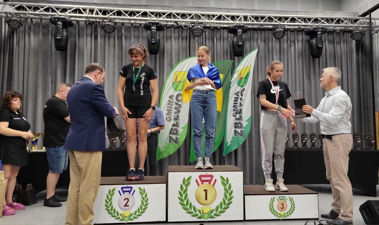 sportowcy uczestnicy biegu ulicznego w zblewie