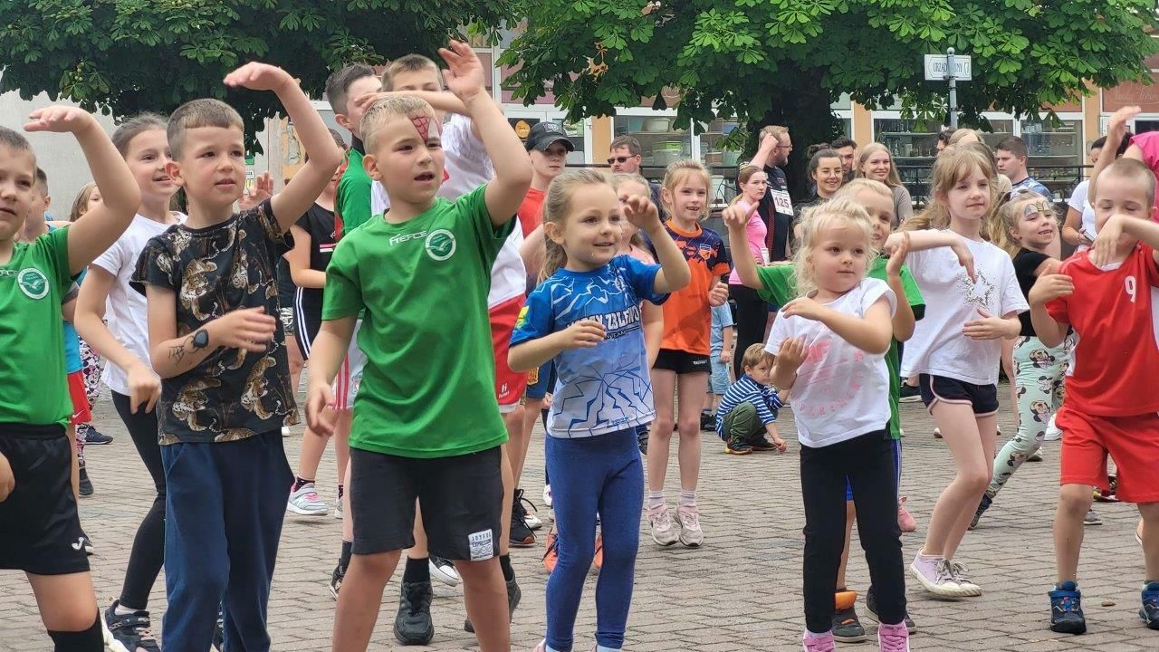 sportowcy uczestnicy biegu ulicznego w zblewie