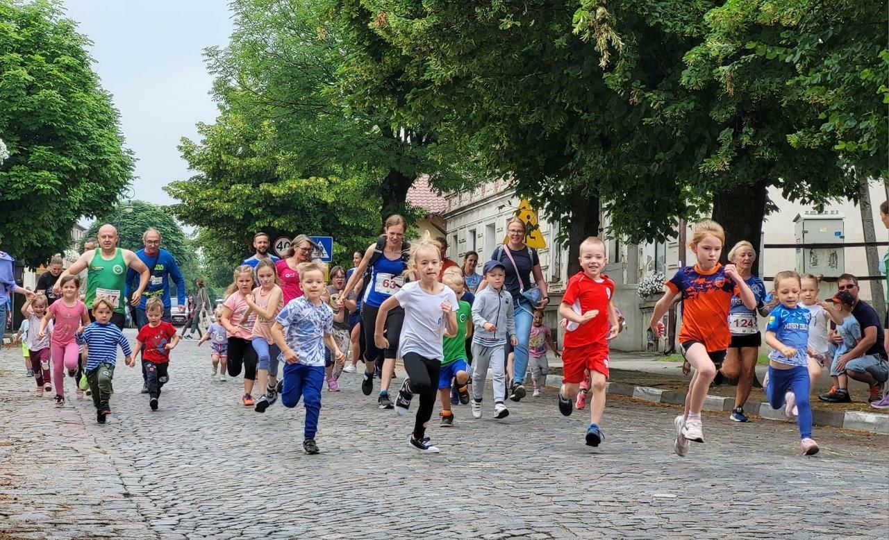 sportowcy uczestnicy biegu ulicznego w zblewie