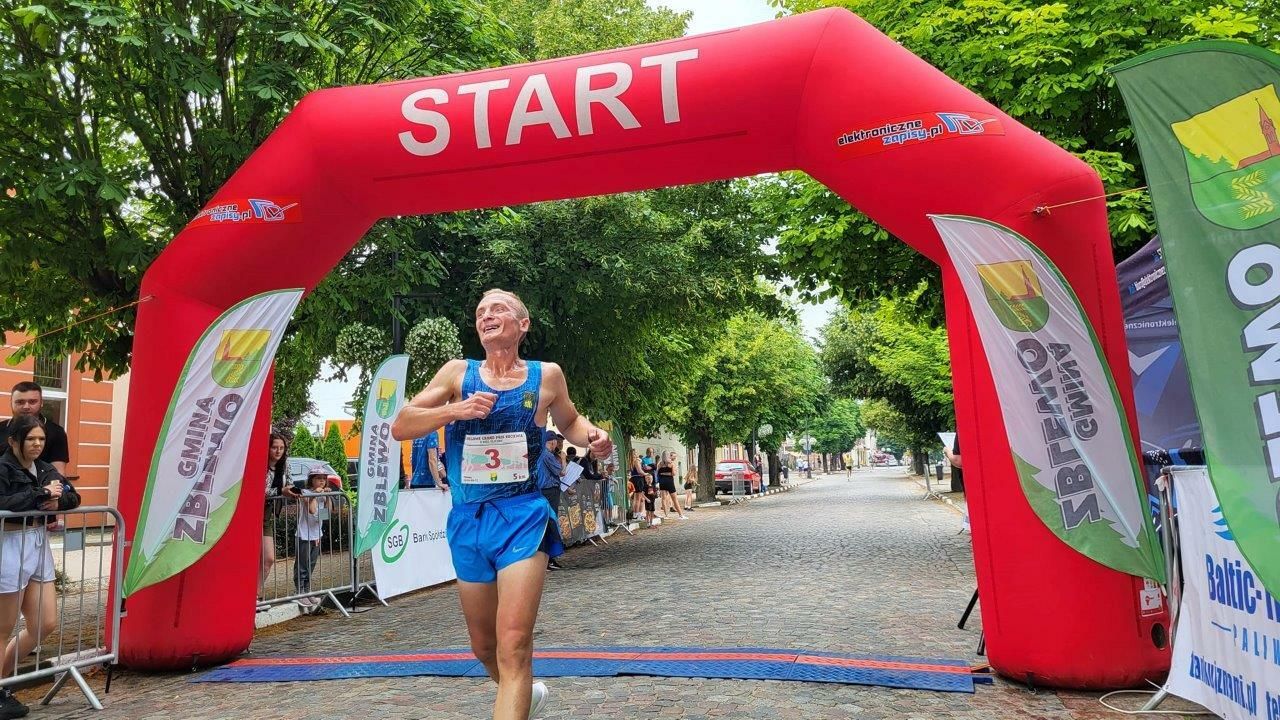 sportowcy uczestnicy biegu ulicznego w zblewie