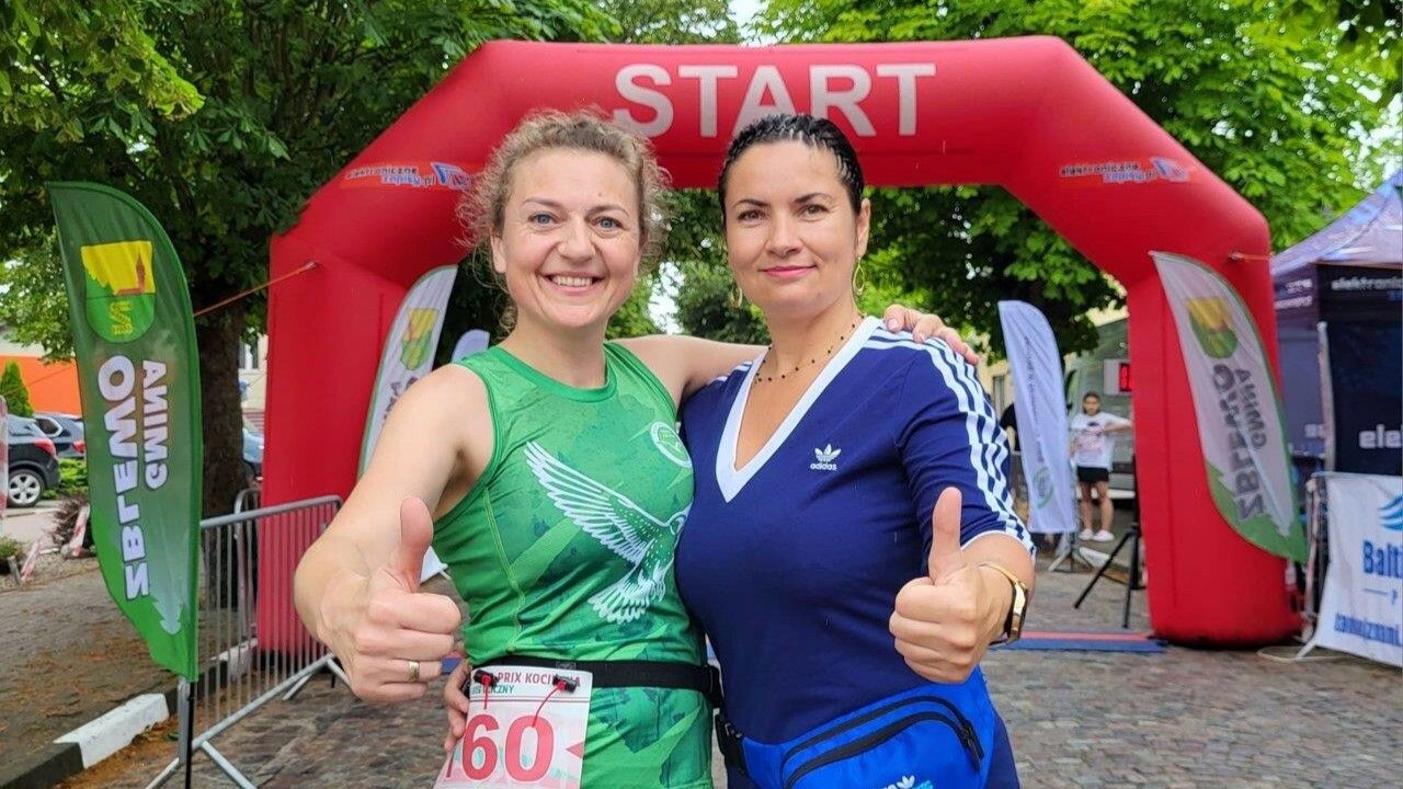 sportowcy uczestnicy biegu ulicznego w zblewie