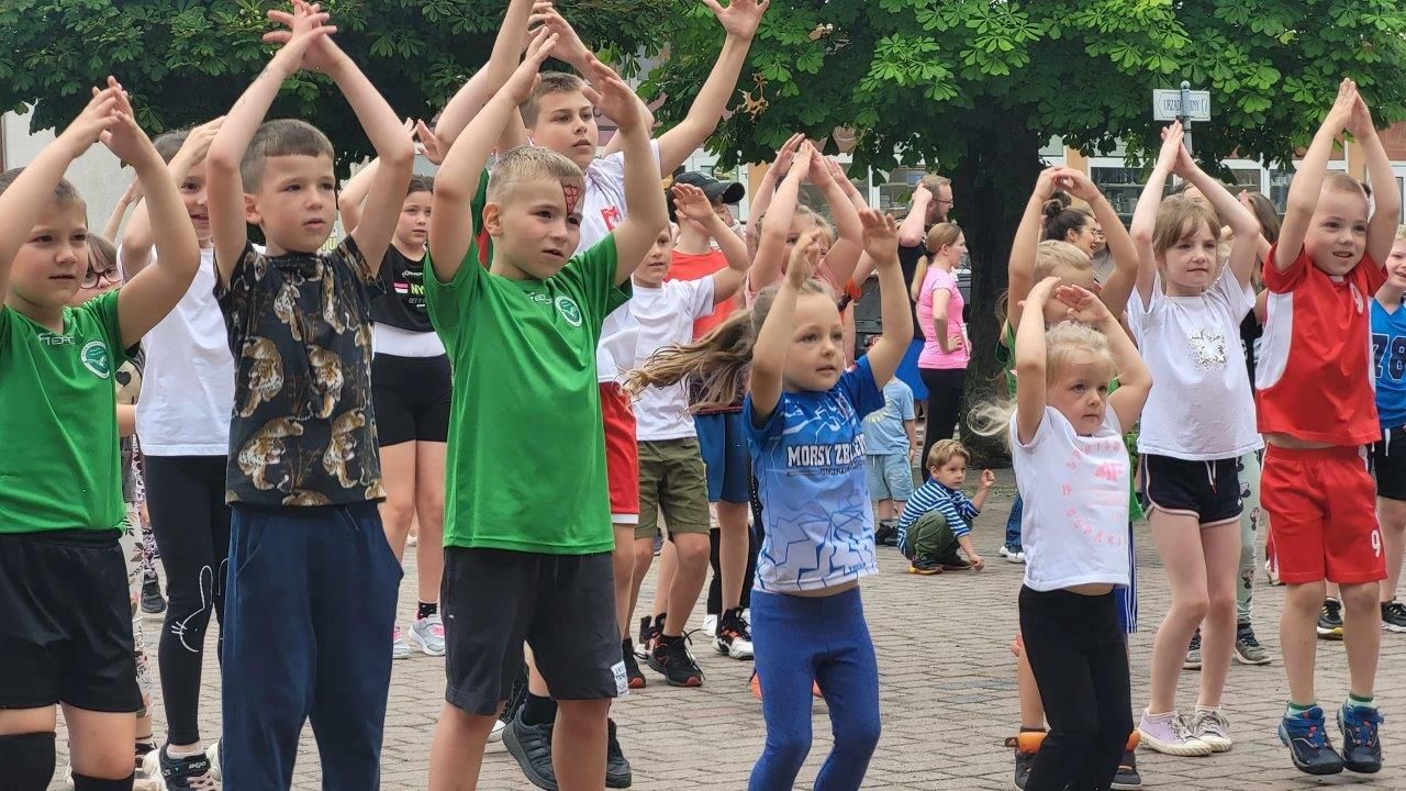 sportowcy uczestnicy biegu ulicznego w zblewie