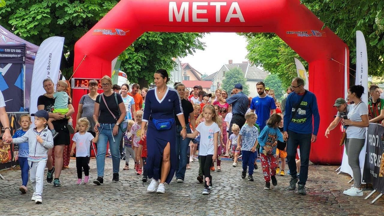 sportowcy uczestnicy biegu ulicznego w zblewie