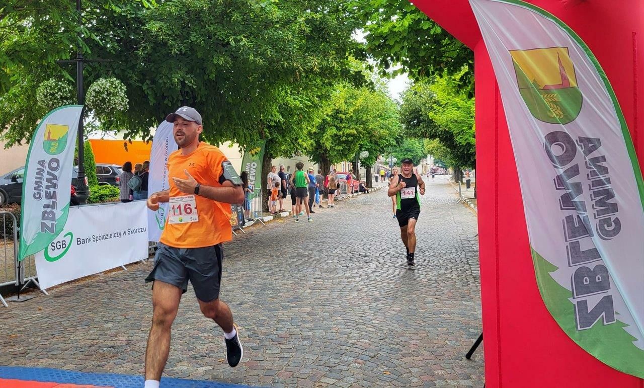 sportowcy uczestnicy biegu ulicznego w zblewie
