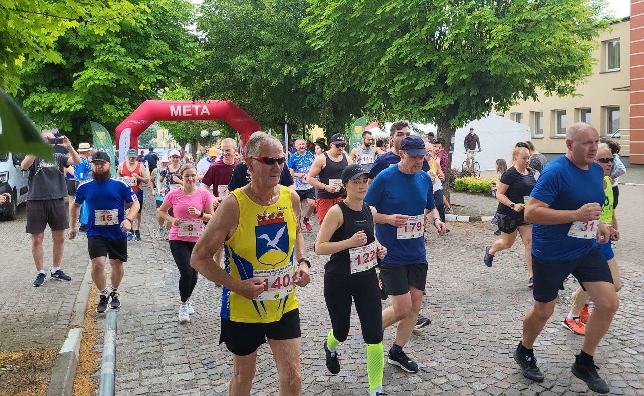 sportowcy uczestnicy biegu ulicznego w zblewie
