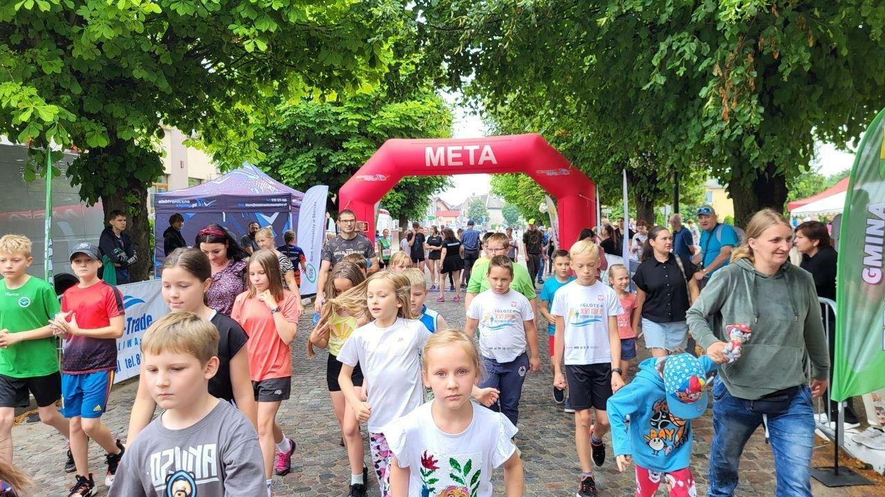 sportowcy uczestnicy biegu ulicznego w zblewie