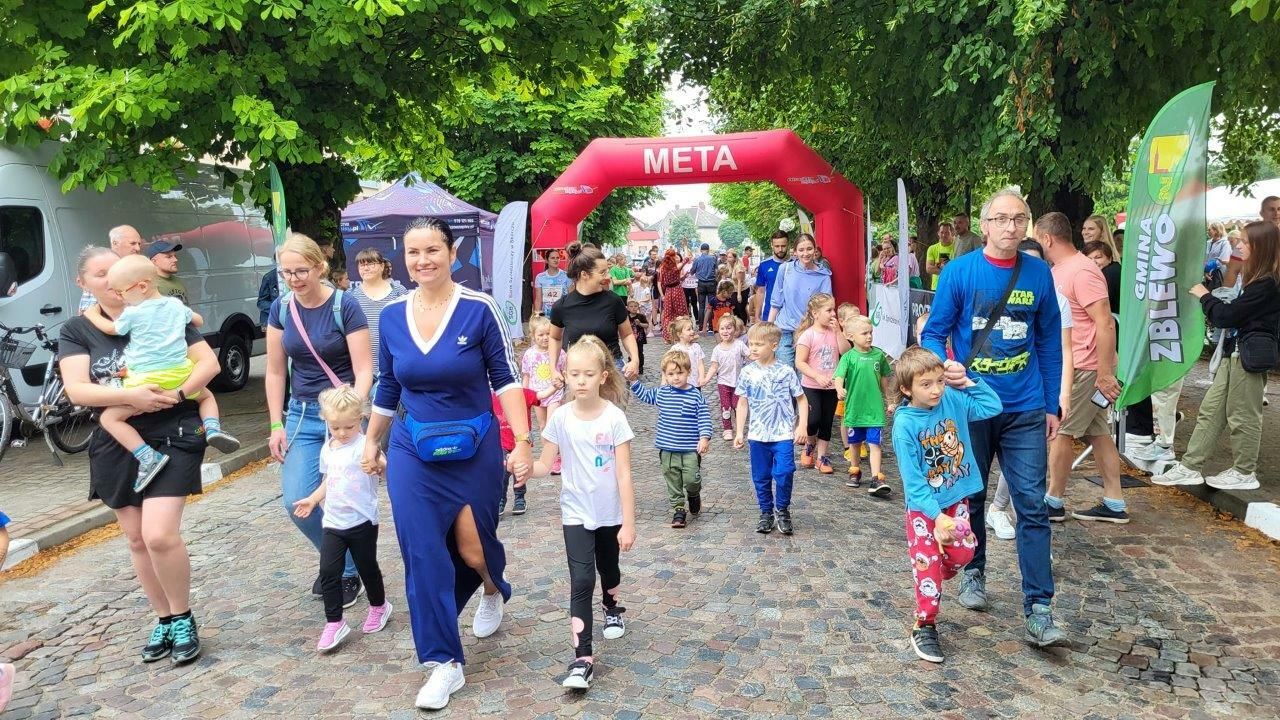 sportowcy uczestnicy biegu ulicznego w zblewie