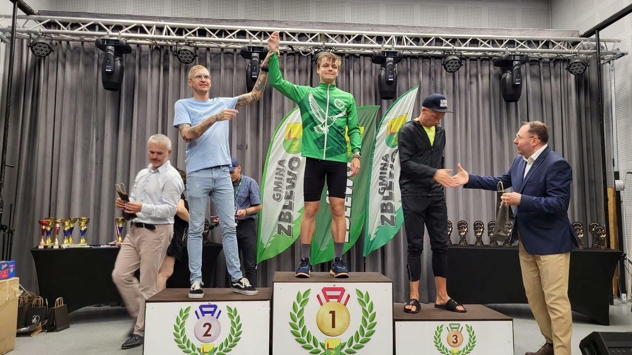 sportowcy uczestnicy biegu ulicznego w zblewie