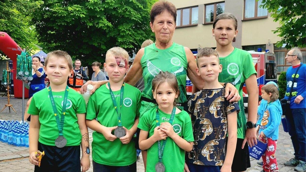 sportowcy uczestnicy biegu ulicznego w zblewie