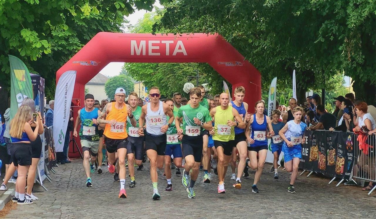 sportowcy uczestnicy biegu ulicznego w zblewie