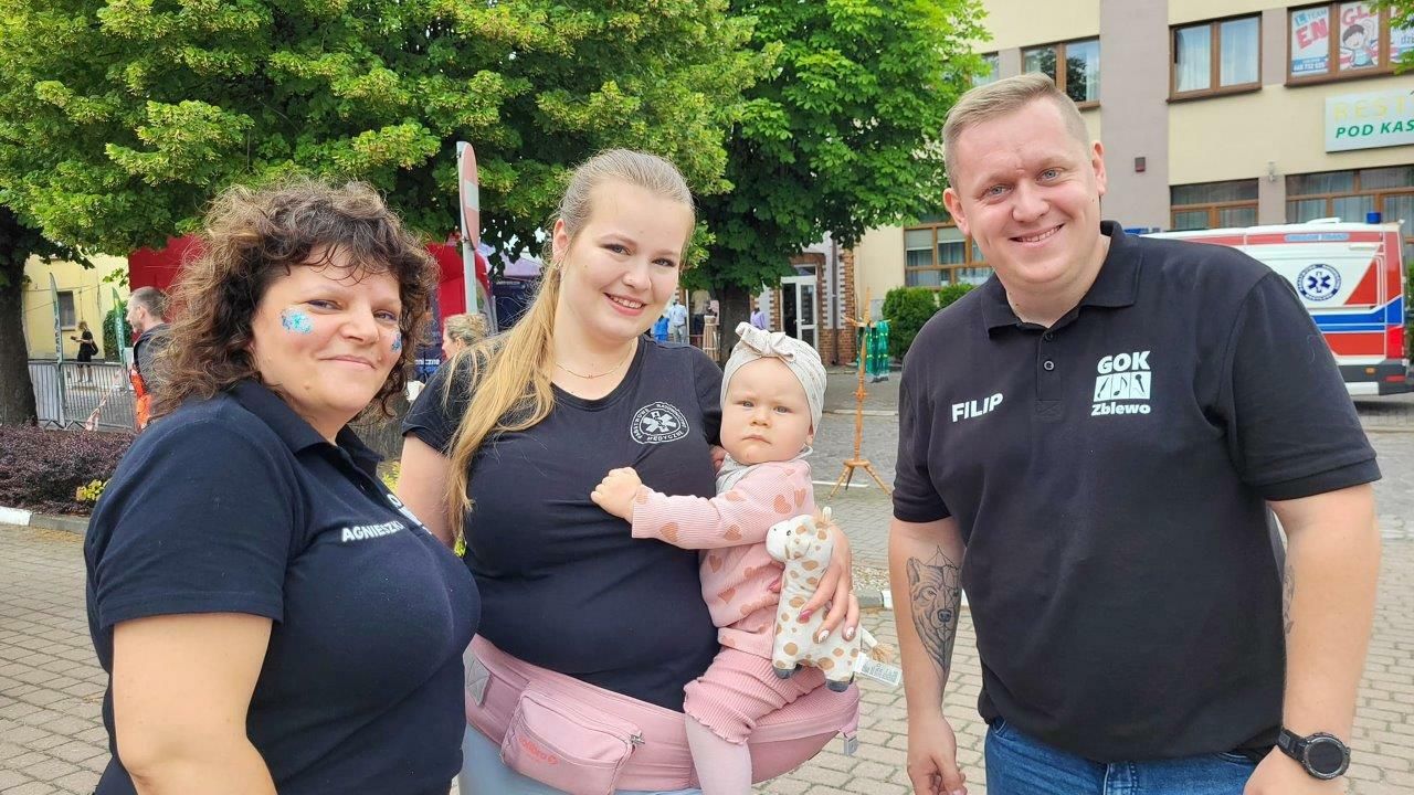 sportowcy uczestnicy biegu ulicznego w zblewie