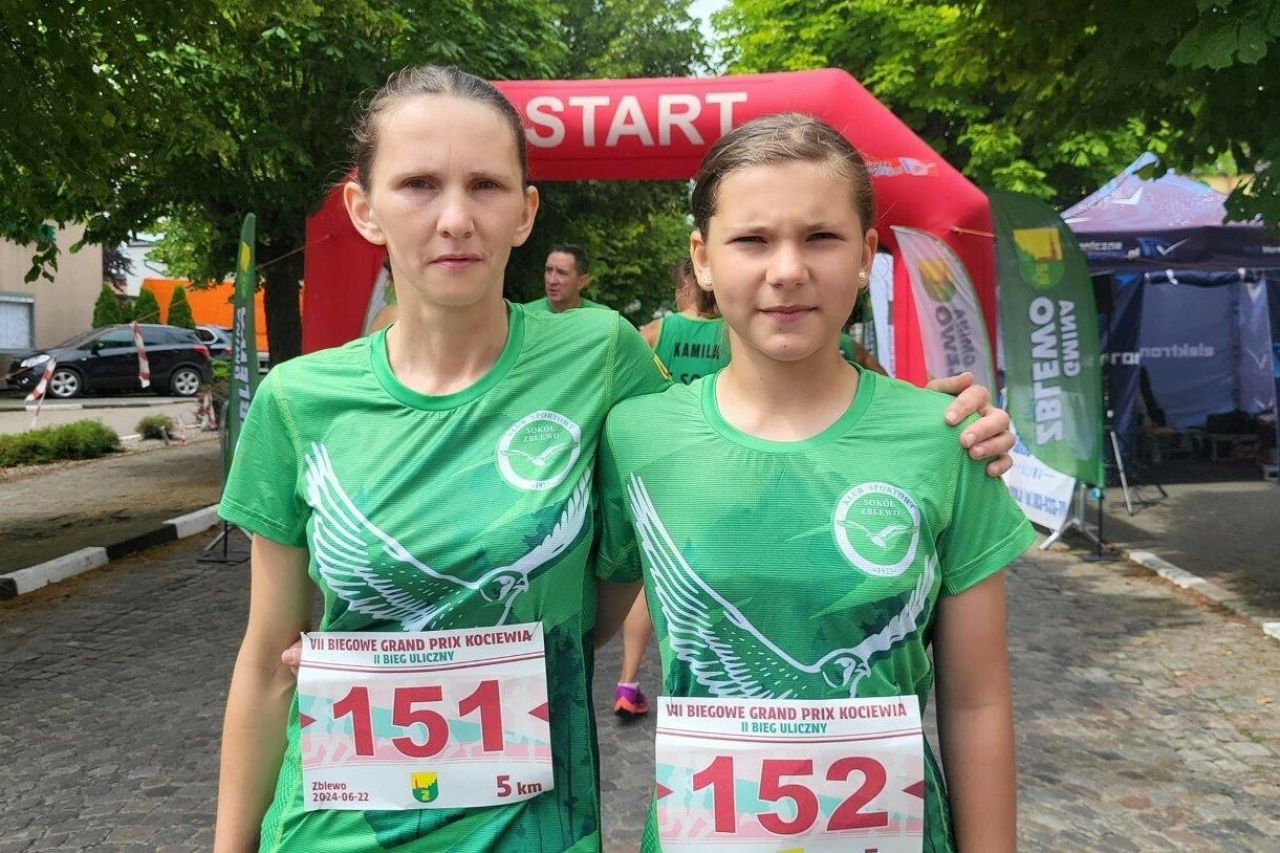 sportowcy uczestnicy biegu ulicznego w zblewie