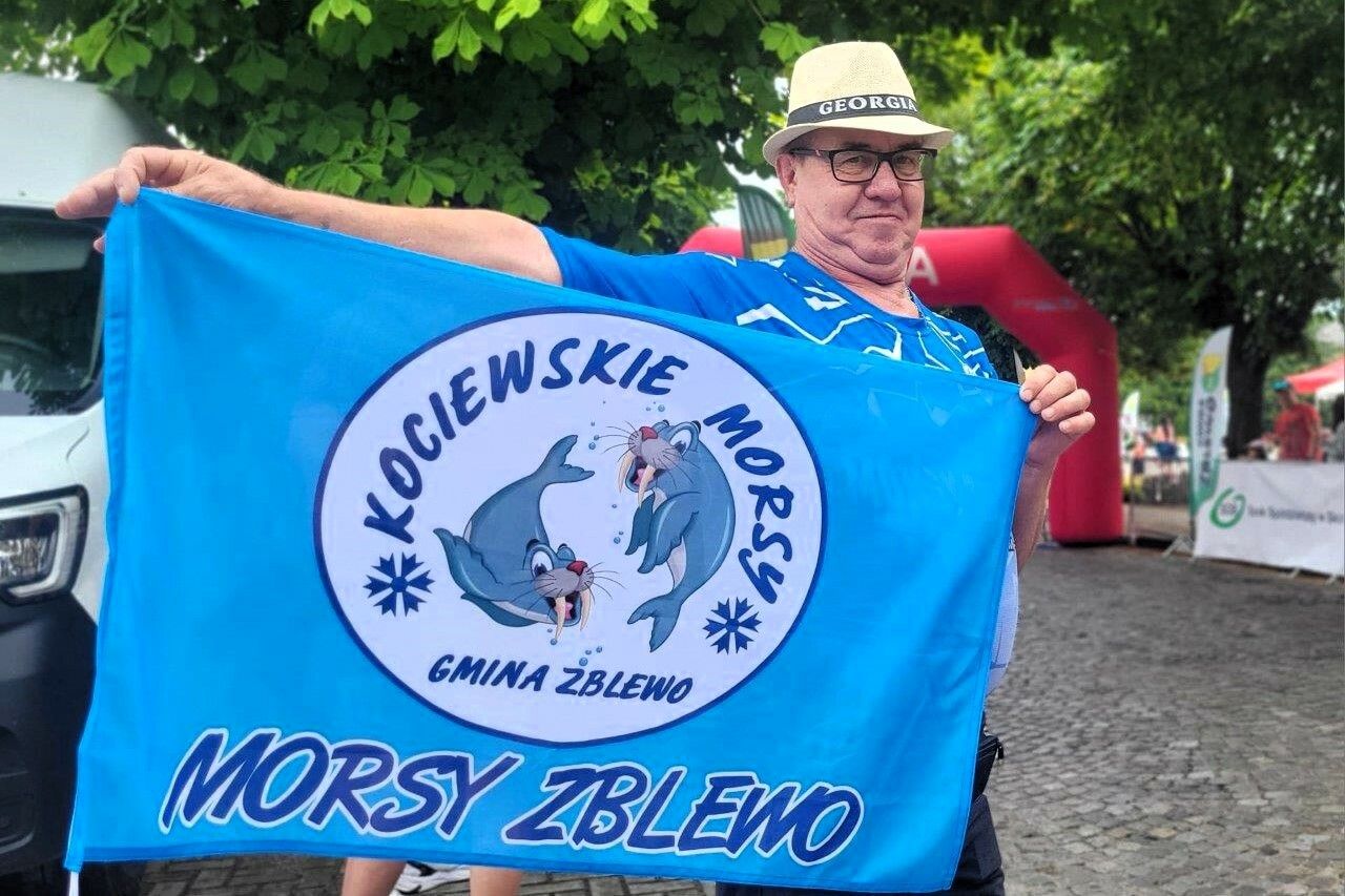sportowcy uczestnicy biegu ulicznego w zblewie
