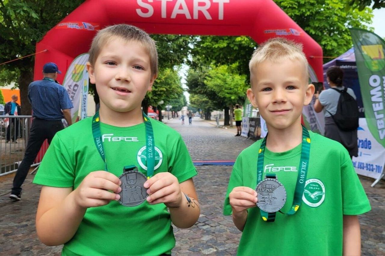 sportowcy uczestnicy biegu ulicznego w zblewie