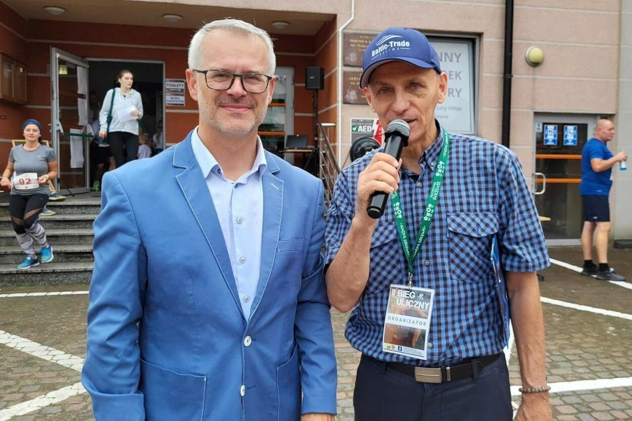 sportowcy uczestnicy biegu ulicznego w zblewie
