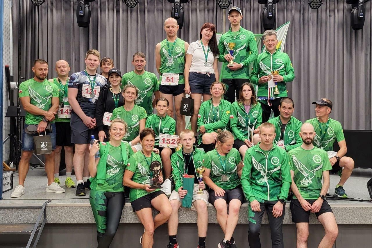 sportowcy uczestnicy biegu ulicznego w zblewie