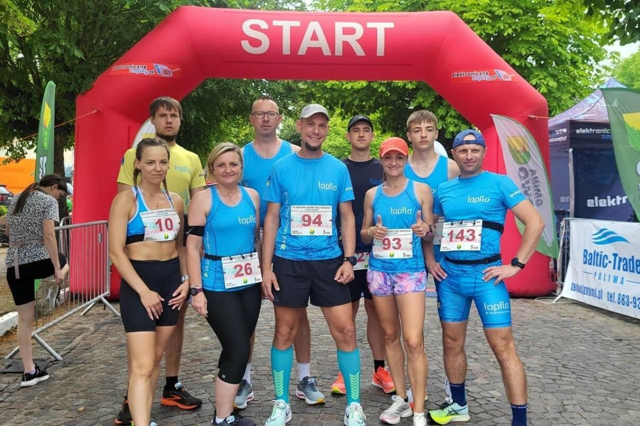sportowcy uczestnicy biegu ulicznego w zblewie