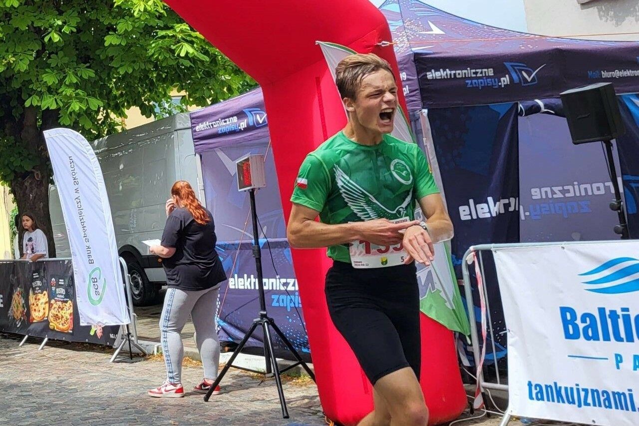 sportowcy uczestnicy biegu ulicznego w zblewie