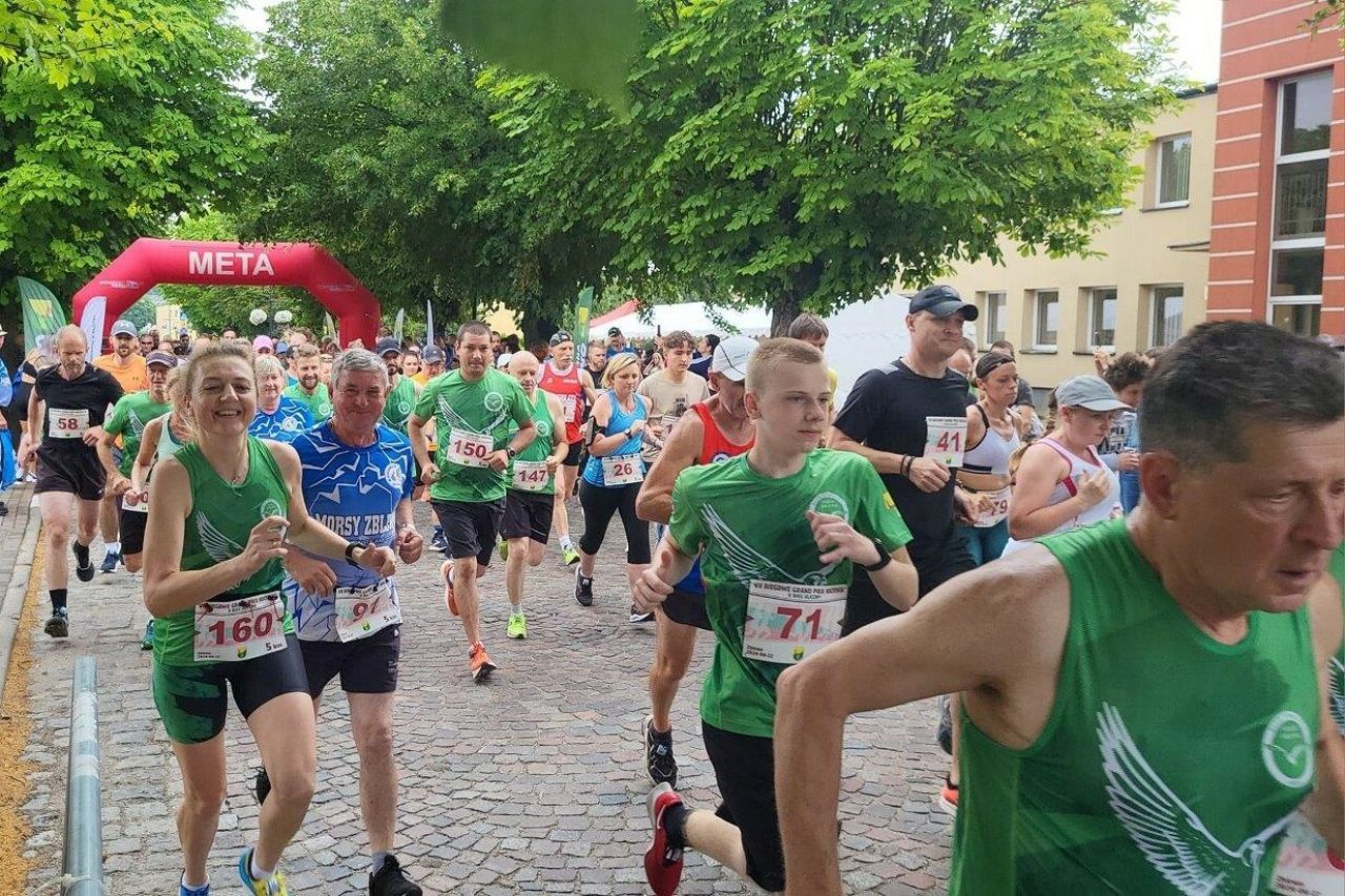 sportowcy uczestnicy biegu ulicznego w zblewie