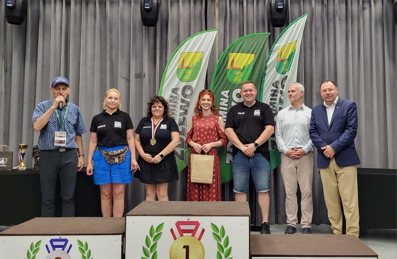 sportowcy uczestnicy biegu ulicznego w zblewie