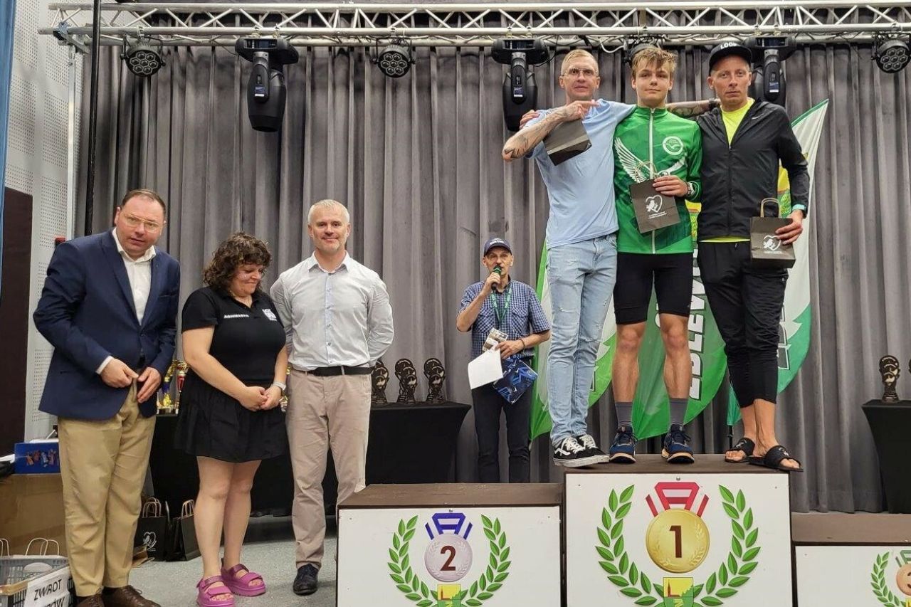 sportowcy uczestnicy biegu ulicznego w zblewie
