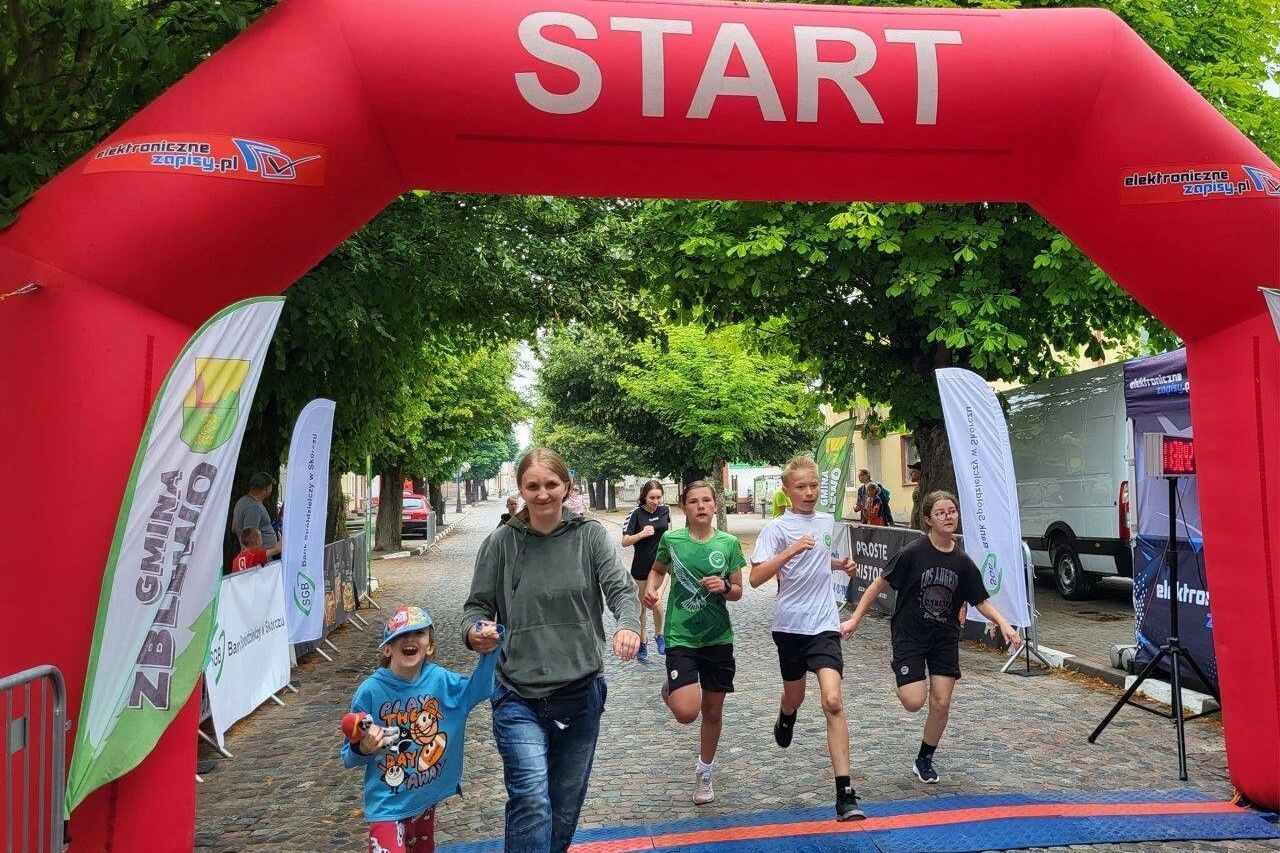 sportowcy uczestnicy biegu ulicznego w zblewie