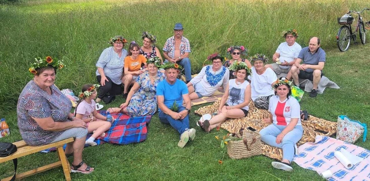 kobiety we wiankach nad jeziorem w radziejewie