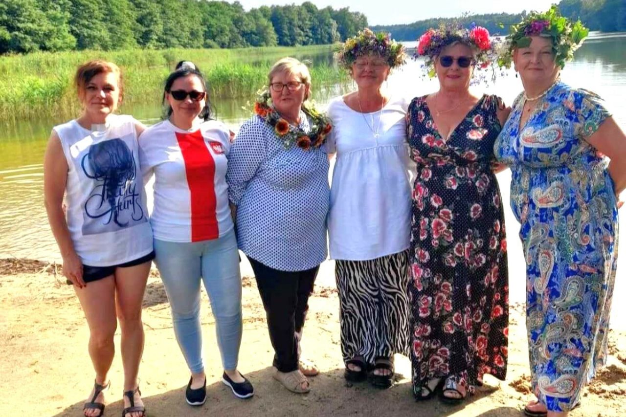kobiety we wiankach nad jeziorem w radziejewie