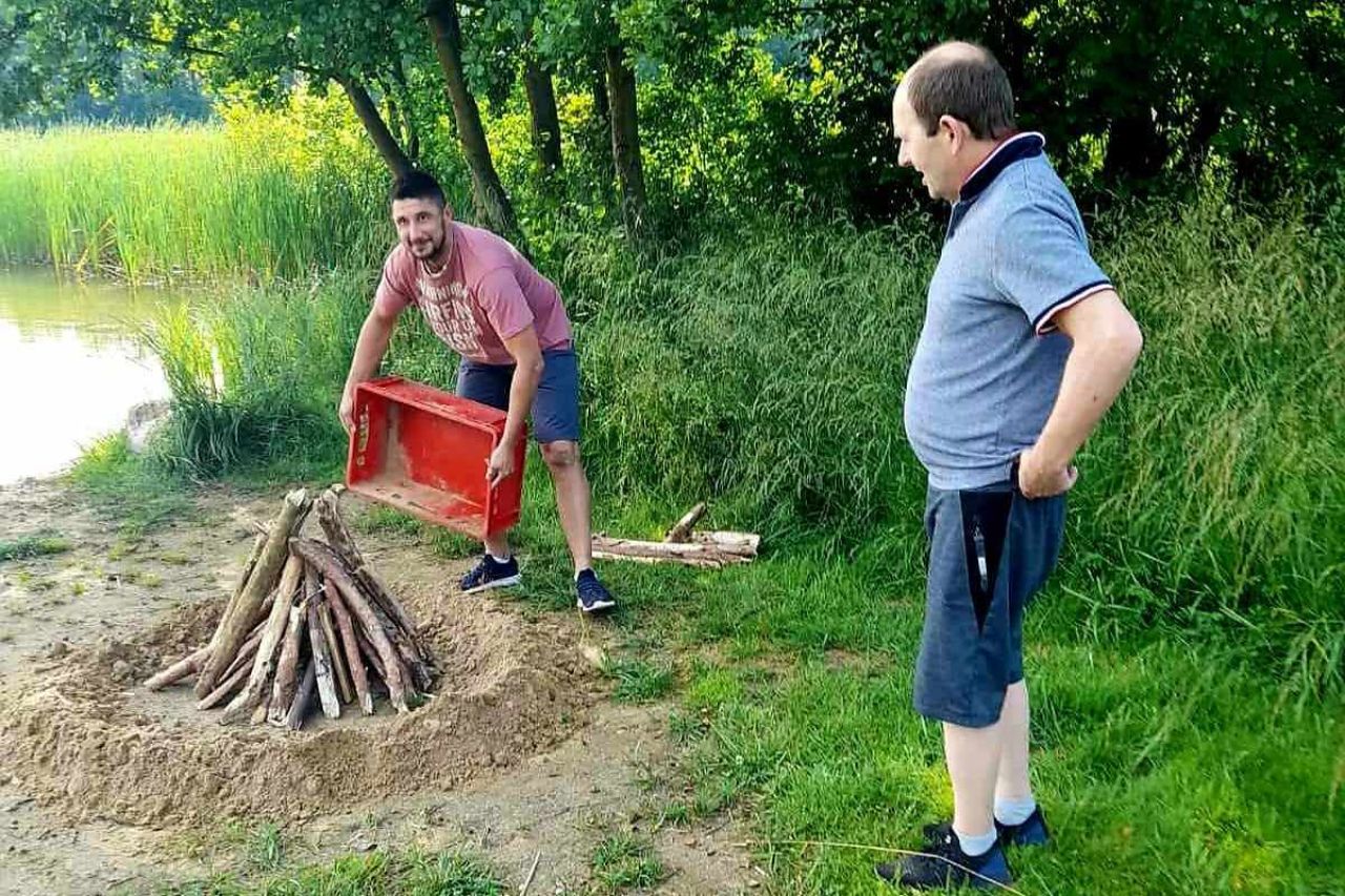 kobiety we wiankach nad jeziorem w radziejewie