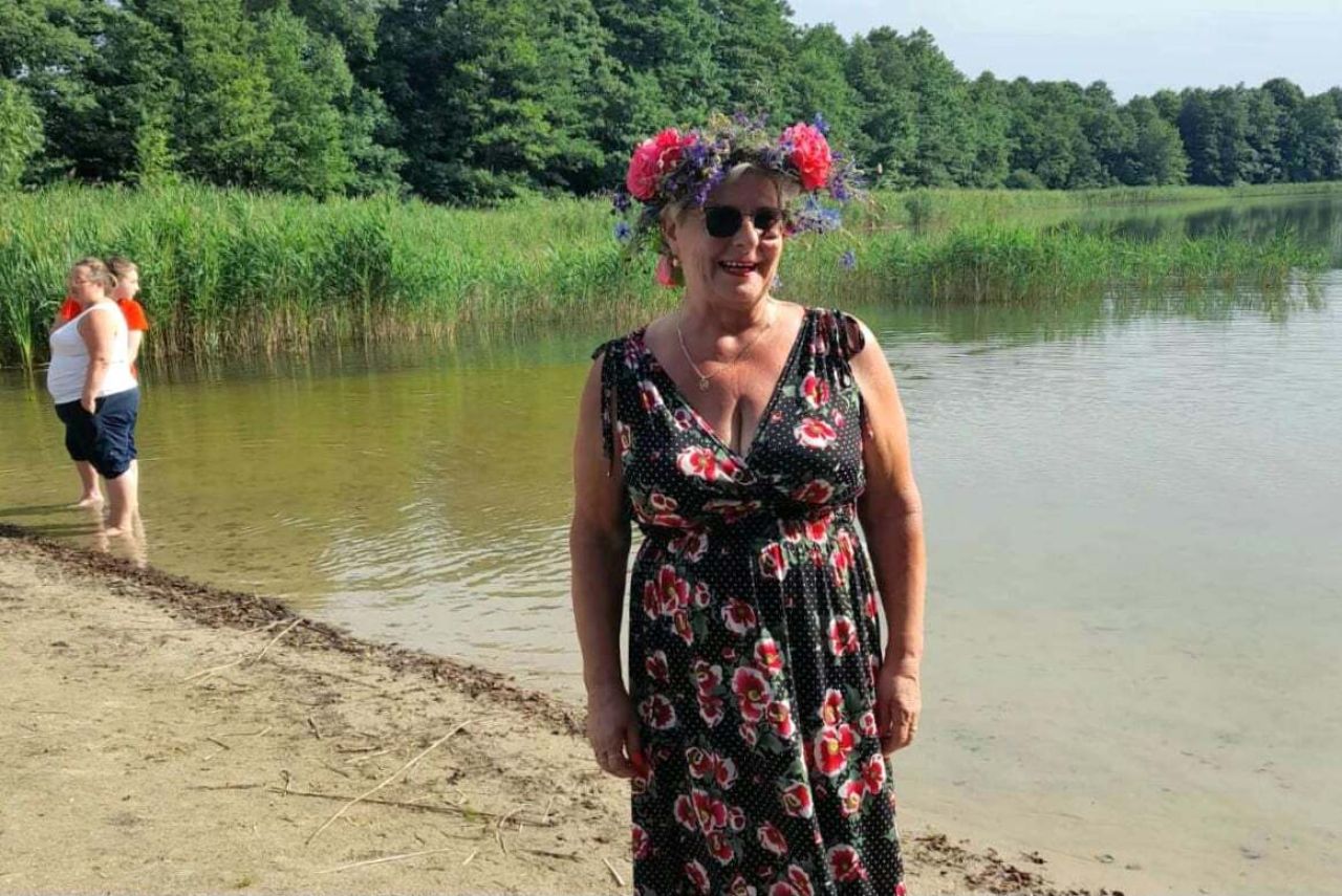 kobiety we wiankach nad jeziorem w radziejewie