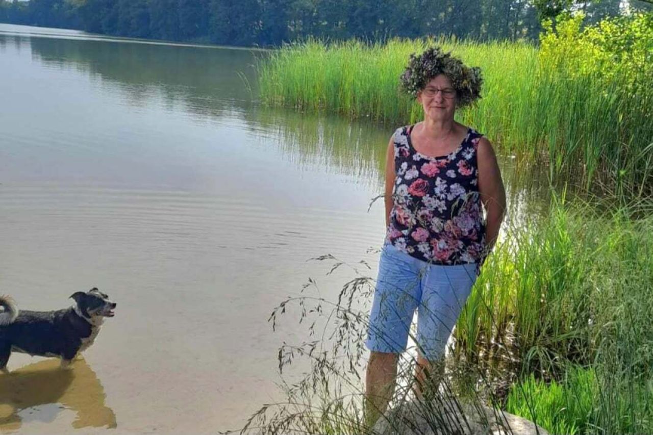 kobiety we wiankach nad jeziorem w radziejewie