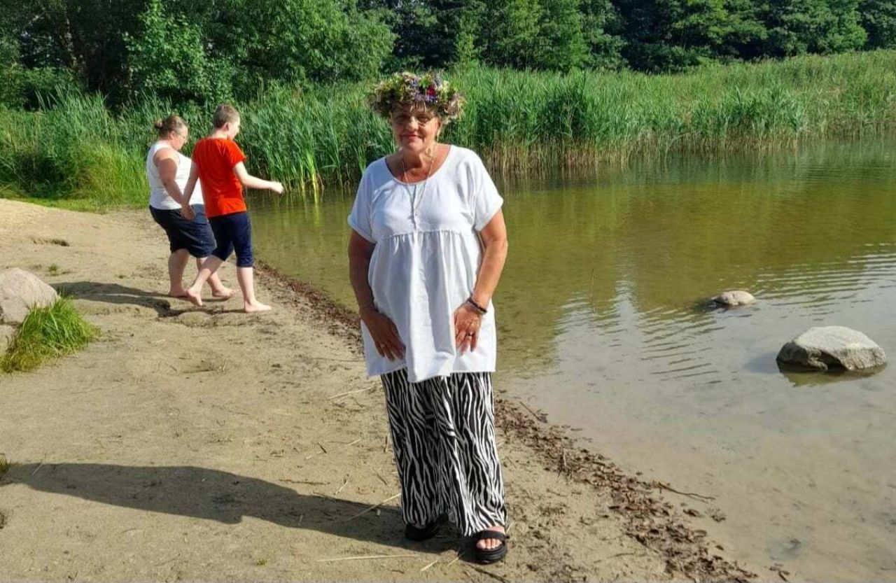 kobiety we wiankach nad jeziorem w radziejewie